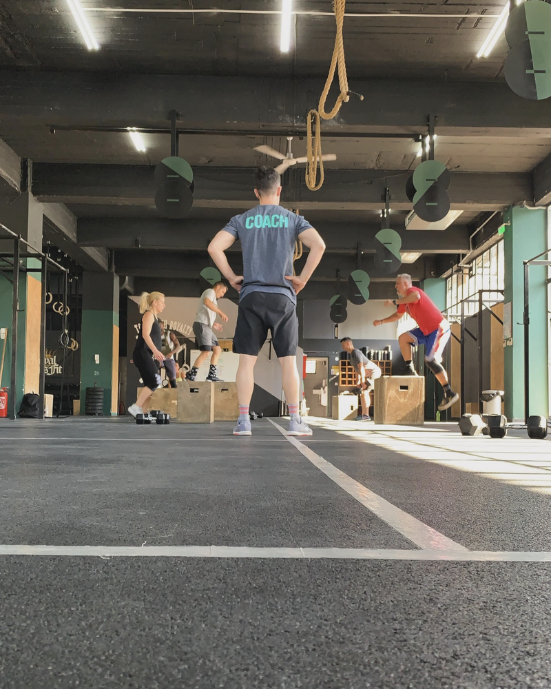 Μέλη προπονούνται σε τμήμα CrossFit στο Royal CrossFit